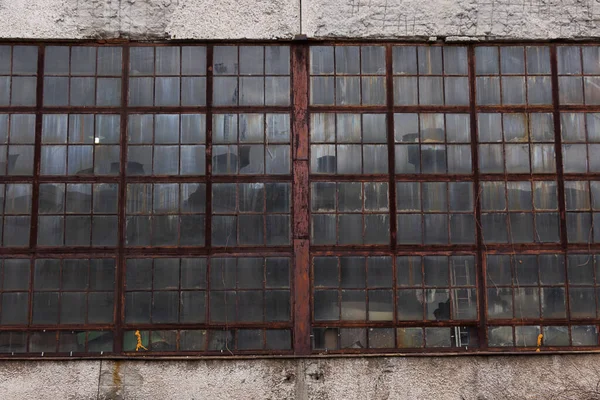 古い工場の窓 錆びた金属と古いコンクリート — ストック写真