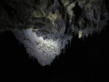 Mağarada alçı sarkıt