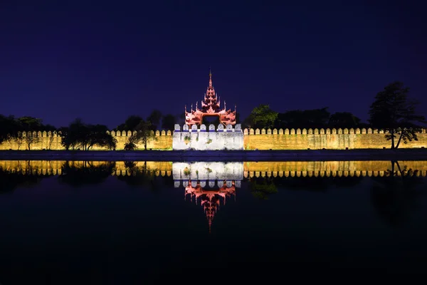 Fort or Royal Palace in Mandalay at night — Stock Photo, Image