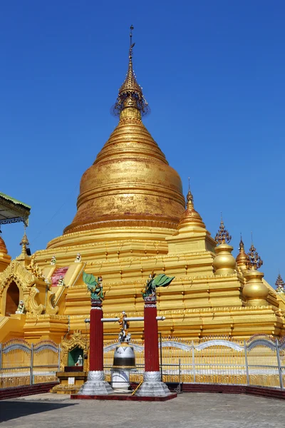 Gyllene pagod i Kuthodaw tempel i Mandalay — Stockfoto