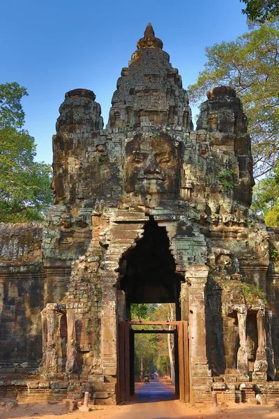 Południowa brama angkor thom w Kambodży — Zdjęcie stockowe