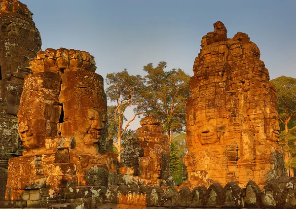 Gigantyczne kamienne twarze w świątyni Bayon w Kambodży — Zdjęcie stockowe