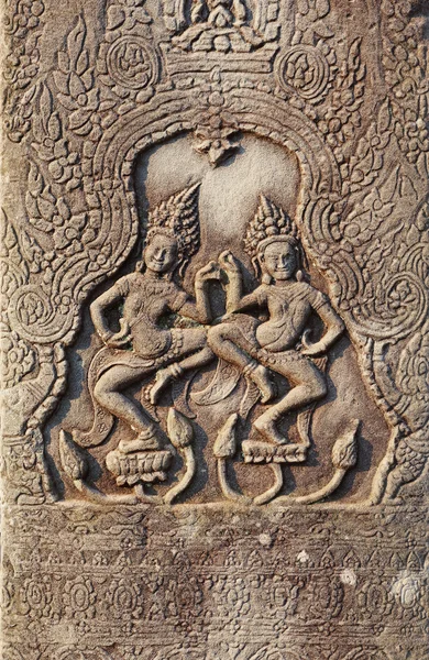 Baixo-relevo histórico de Khmer com deusas hindus dançantes — Fotografia de Stock