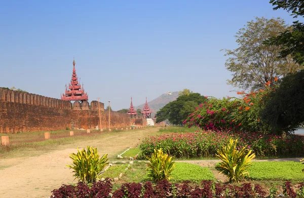 Parede do Palácio Real e Mandalay Hill — Fotografia de Stock