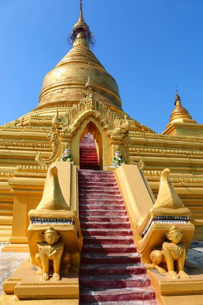 Pagode dorée dans le temple de Kuthodaw — Photo