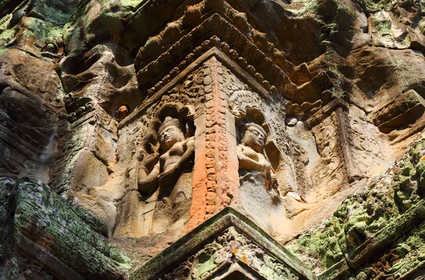 Anciens bas-reliefs sur le temple au Cambodge — Photo