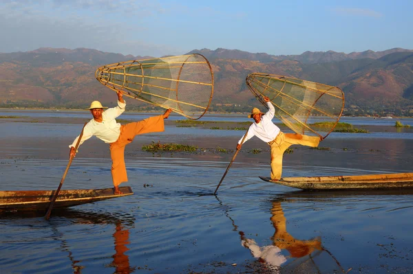 Pêcheurs traditionnels au lac Inle au Myanmar — Photo