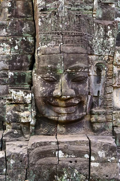 Face de pierre géante au temple Bayon au Cambodge — Photo