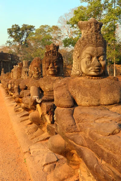 Pedra esculpida estátuas de Devas no Camboja — Fotografia de Stock