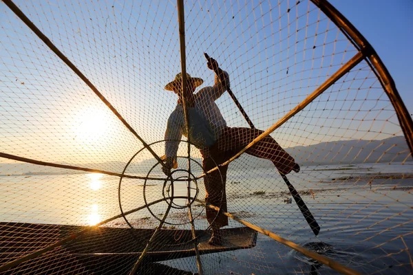 Halászsziluett hálóval az Inle-tónál — Stock Fotó