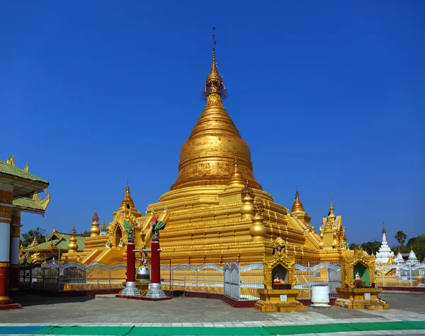 Kultainen pagodi Kuthodawin temppelissä Mandalayssa — kuvapankkivalokuva