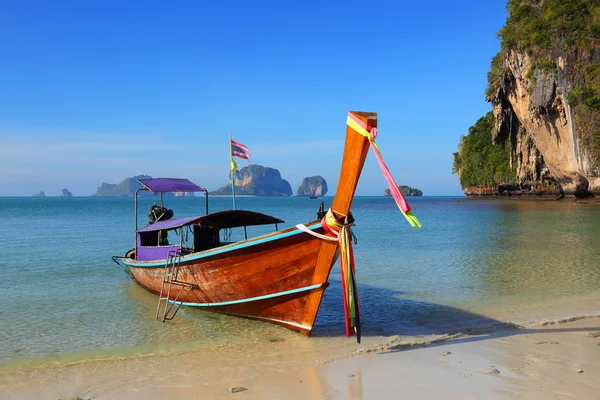 Довгий хвіст човни на тропічний пляж (пляж Pranang) і рок, Крабі — стокове фото