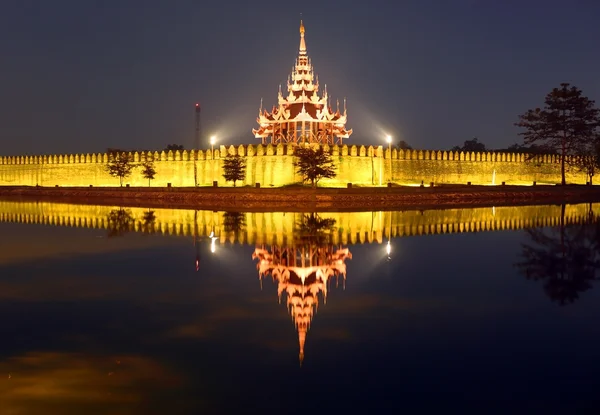 Festung oder Königspalast in Mandalay bei Nacht — Stockfoto