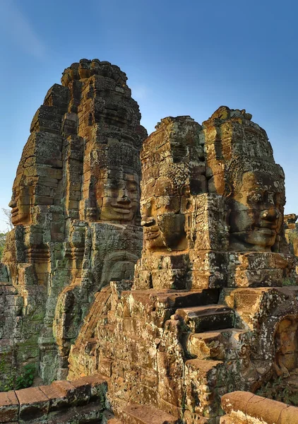 Rostos de pedra gigantes no Templo Bayon no Camboja — Fotografia de Stock