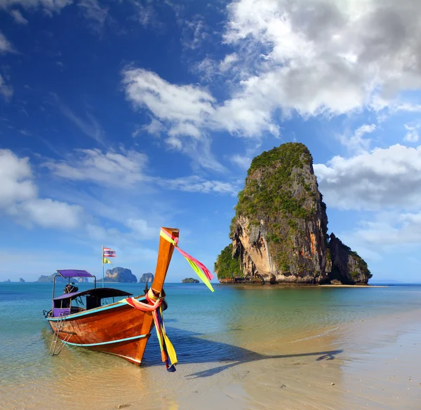 Barco de cola larga en la playa tropical (playa de Pranang) y roca, Krabi — Foto de Stock