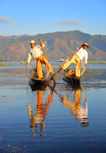 Tradycyjni rybacy nad jeziorem Inle w Mjanmie — Zdjęcie stockowe