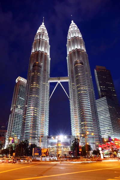 Вежі-близнюки Петронас вночі в Куала-Лумпурі — стокове фото
