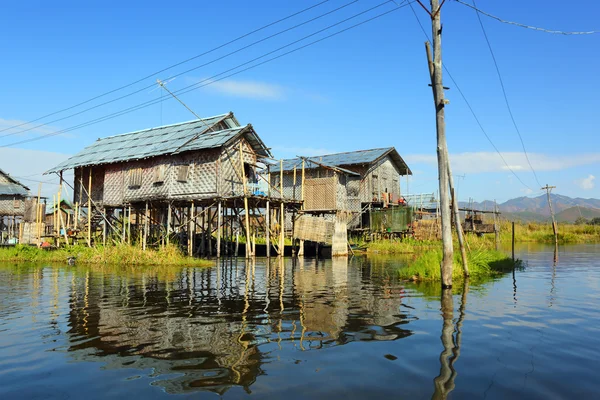 Dagályos házak faluban Inle-tó — Stock Fotó