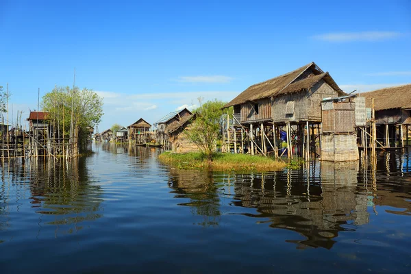 Casas inclinadas en el pueblo en el lago Inle — Foto de Stock