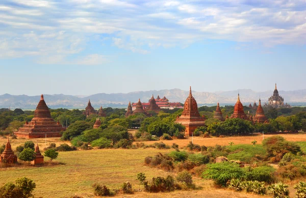 Paisagem com pagode e templos em Bagan — Fotografia de Stock