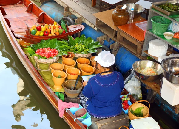 Bangkok 'ta teknede yemek. — Stok fotoğraf