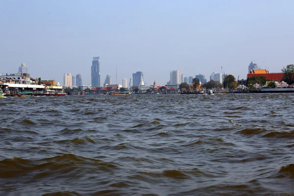 Bekijk op Bangkok vanaf boot op de rivier — Stockfoto