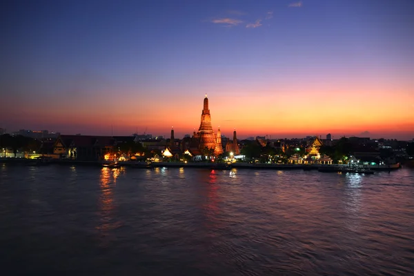 Wat Arun v soumraku v Bangkoku — Stock fotografie
