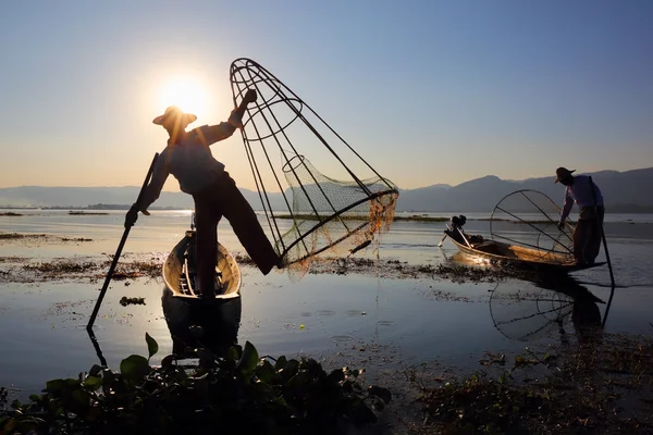 Sylwetka tradycyjnych rybaków na jeziorze Inle — Zdjęcie stockowe