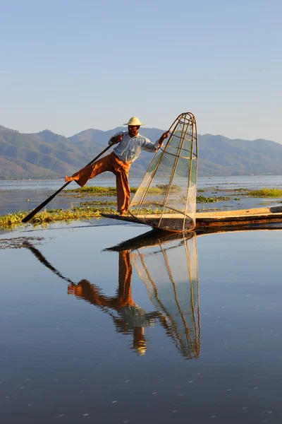 Traditioneller Fischer am See inle in myanmar — Stockfoto