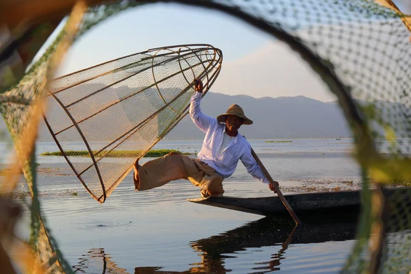 Rybář s net na Inle lake — Stock fotografie