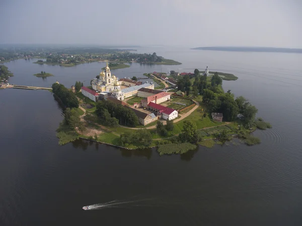Vista aérea del monasterio de Nilo-Stolobensky en el lago Seliger — Foto de Stock