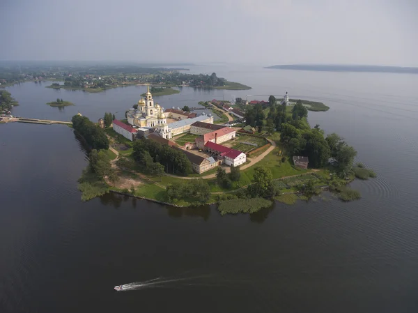 Вид с воздуха на Нило-Столобенский монастырь на озере Селигер — стоковое фото