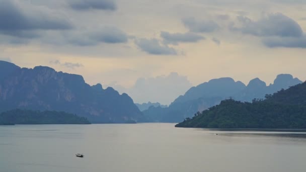 Lago Cheow Lan Atardecer Parque Nacional Khao Sok Sur Tailandia — Vídeo de stock