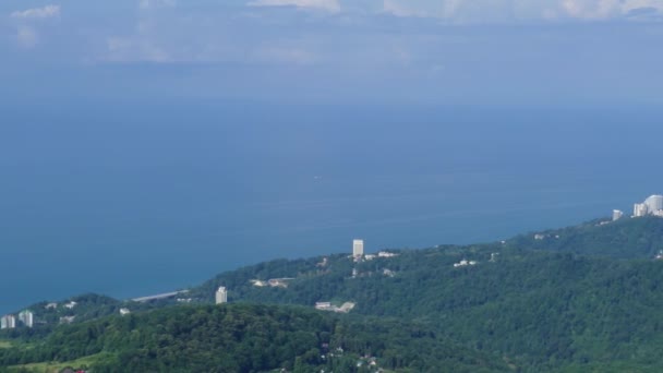 Panorama Van Resortstad Sochi Aan Zwarte Zee Tussen Kaukasusbergen Uitzicht — Stockvideo