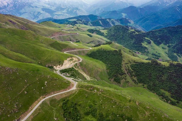 Widok Lotu Ptaka Kaukaz Droga Biegnąca Przez Zielone Wzgórza — Zdjęcie stockowe