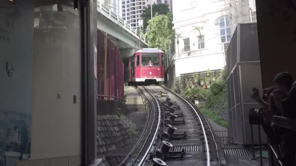 Hong Kong Čína February 2016 Vrchol Vlak Přijíždí Nádraží Odveze — Stock video