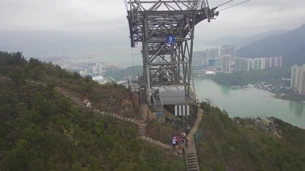 中国香港 2016年2月9日 昂坪360缆车在香港大屿山 缆车呼叫山路4K — 图库视频影像