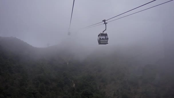 中国香港 2016年2月9日 昂坪360缆车在香港大屿山 缆车呼叫山路4K — 图库视频影像