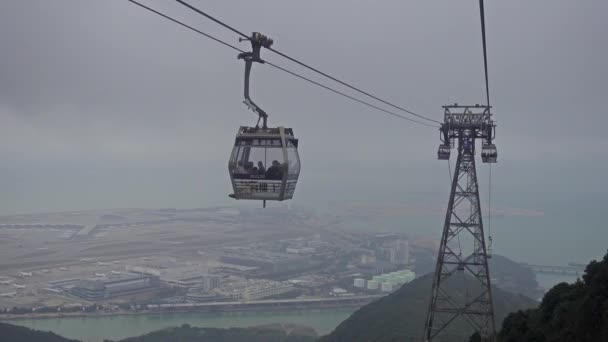中国香港 2016年2月9日 昂坪360缆车在香港大屿山 缆车呼叫山路4K — 图库视频影像
