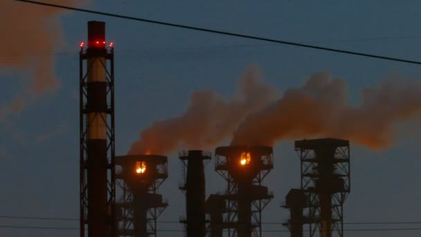 굴뚝에서 나오는 화염과 가스는 환경을 시킨다 — 비디오