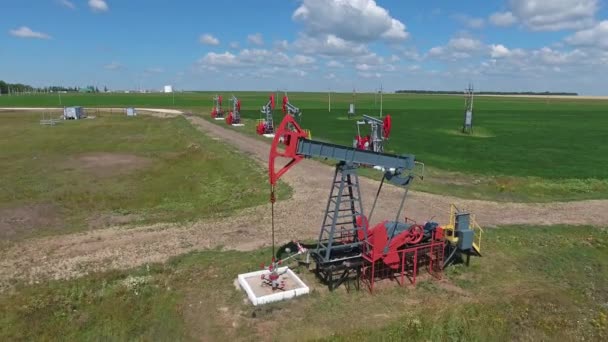 Volando Sobre Las Bombas Aceite Trabajo Día Soleado — Vídeo de stock