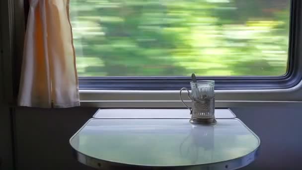 Portavasos Mesa Cerca Ventana Tren Movimiento — Vídeos de Stock