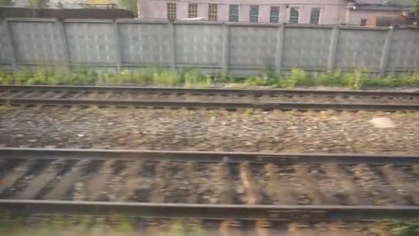 Vista Sui Binari Dalla Finestra Del Treno Movimento — Video Stock