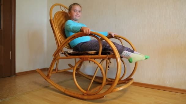 Dziewczyna Huśtawka Wiklinowym Fotelu Kołysanie Pokoju — Wideo stockowe