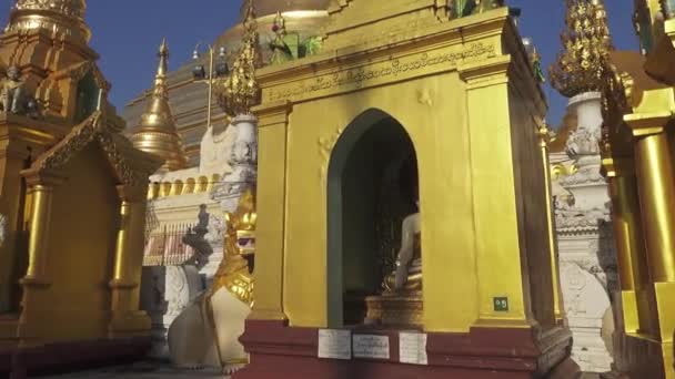 在Shwedagon Paya塔附近散步 著名的圣地和旅游胜地 缅甸仰光 — 图库视频影像