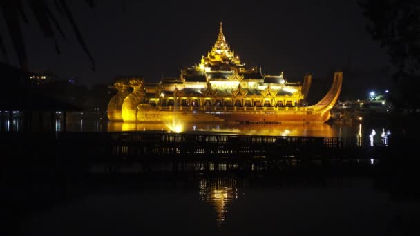 Barcaza Flotante Karaweik Por Noche Yangon Myanmar Birmania — Vídeo de stock