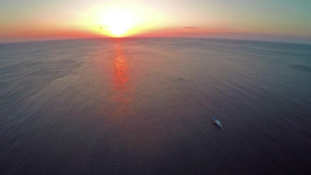 Voando Sobre Barco Pesca Mar Contra Pano Fundo Sol Poente — Vídeo de Stock
