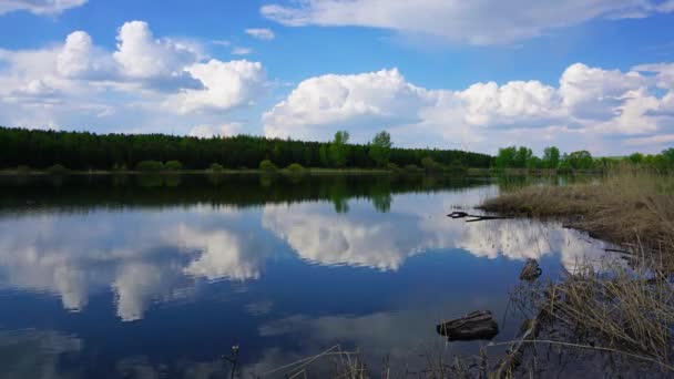 Awan Tercermin Dalam Air Halus Danau Timelapse — Stok Video