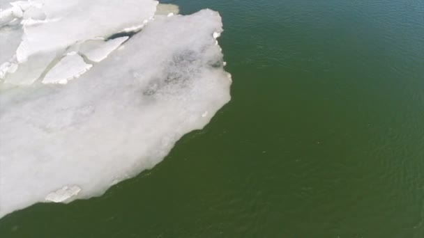 春に川に浮かぶ砕けた氷や空中からの眺め — ストック動画