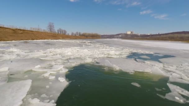 春には川の上に砕けた氷が浮かぶ風景 — ストック動画